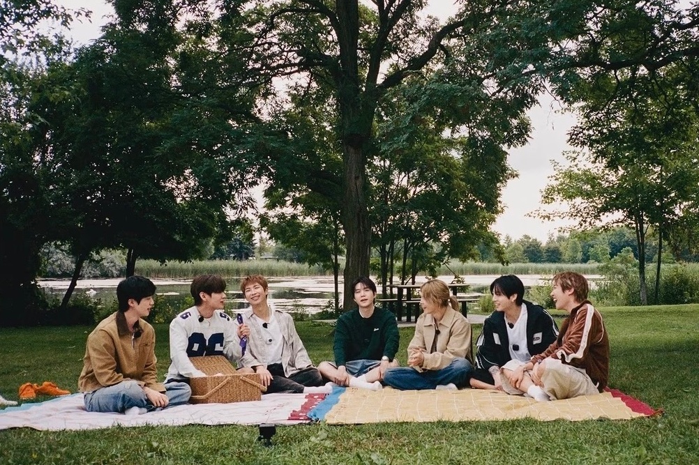 JhopeNews_'s tweet photo. 📷| O perfil do #BTS publicou um carrossel com imagens que sugerem um piquenique entre os membros. Seria uma premissa do Run BTS?
Não há legenda na publicação, mas uma coisa é certa: eles são lindos demais!
Claro que o coração até erra uma batida quando a gente vê o #jhope, porque MEU DEUS QUE COISA LINDA esse cabelo, essa pele, esse estilo 🤌🏼
 😍😍😍😍😍
Me passei? Talvez.
Bom dia, galera! Bom fim de semana!