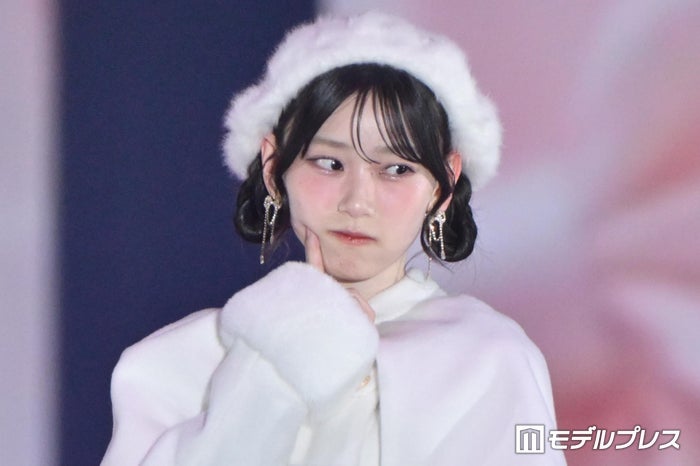 modelpress's tweet photo. 【♥️Rakuten GirlsAward 2026 A/W🍰🍭】

櫻坂46山下瞳月、ツインお団子×ファーベレー帽がお似合い「ホワイトコーデ可愛すぎる」「リアル天使」と反響💭
https://t.co/PCQlmE0wt7

#ガルアワ2026AW https://t.co/ETmRTik5ke