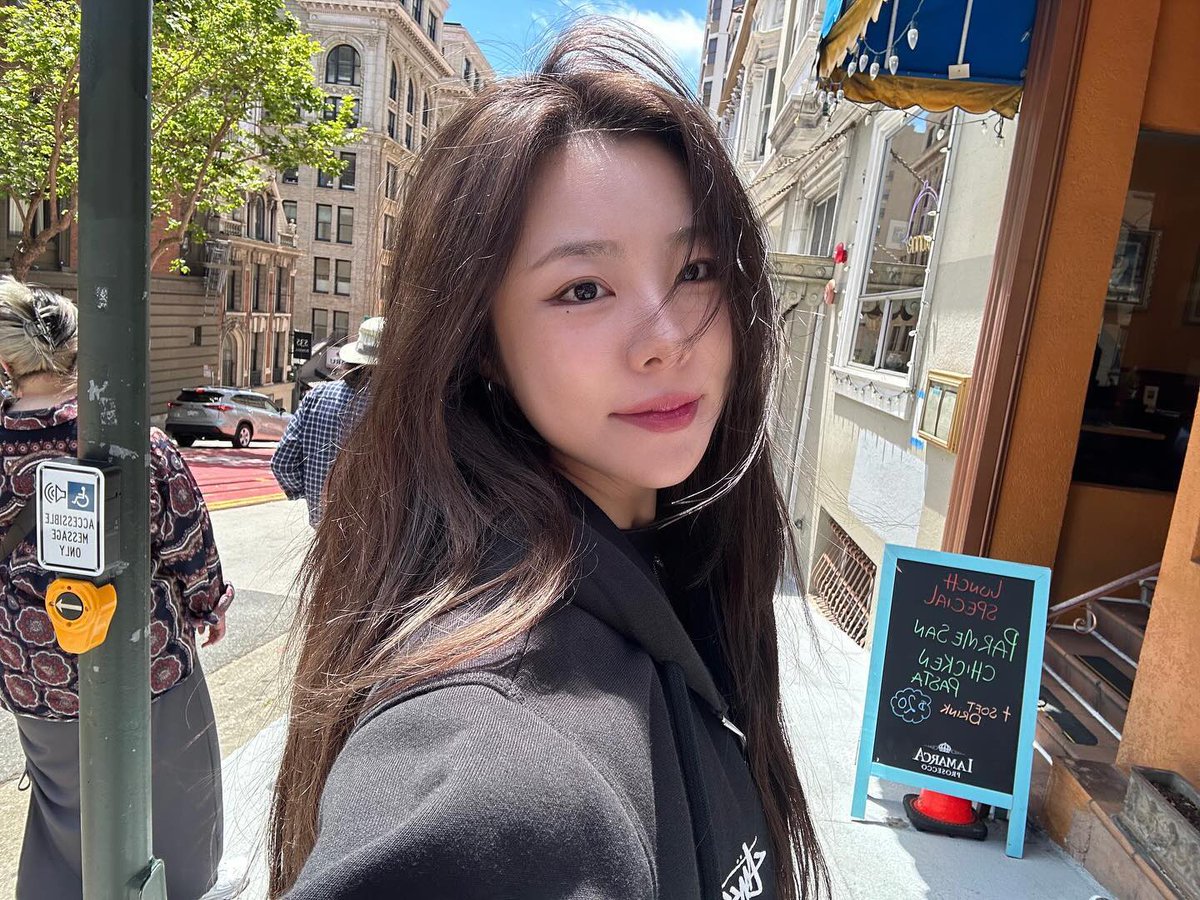 sonnenblute's tweet photo. Soaking up every bit of warmth on this beautiful weekend. It’s honestly amazing what a little sunshine can do to recharge the soul. And it's a windy hair day, but I wouldn't trade this moment for anything; just happy to be here. https://t.co/wboPNeWjRg