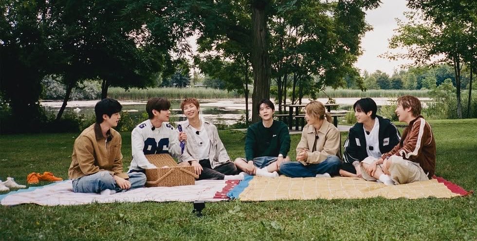 _BTSMoments's tweet photo. OKAY! THEY ALL WEARING CAMERAS SO DEFINATELY SOMETHING IS COMING 🤔 
MAYB RUN BTS?? 👀🥹 https://t.co/O6wZr1BXQg
