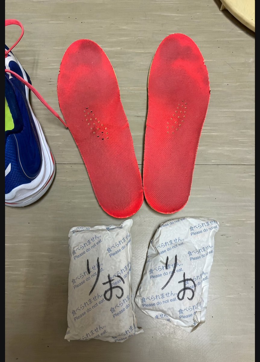 5xm9b's tweet photo. jkの時使ってたバレーシューズ欲しい人いる？臭すぎて友達に消臭剤入れてもらったけど意味なくて消臭剤が激臭になっちゃった笑
paypay10000で！
#靴下売ります
#靴売ります https://t.co/C7BjVLqp5l