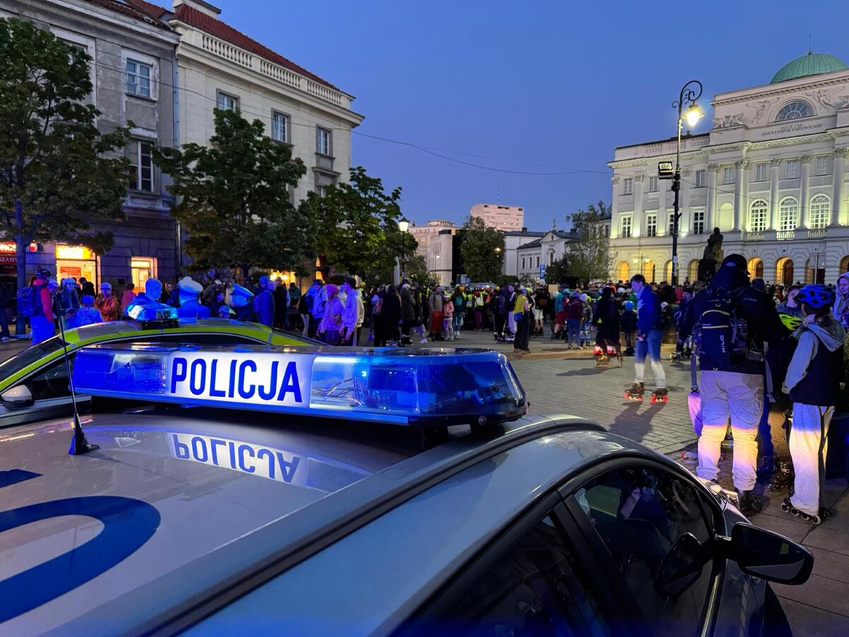 Policja_KSP's tweet photo. 🚔 Sobota i niedziela na ulicach stolicy – utrudnienia w ruchu drogowym

Dzisiaj (sobota, 26 września) ostatni w tym sezonie przejazd rolkarzy z cyklu Nightskating Warszawa. Trasa poprowadzi przez Śródmieście, Wolę i Ochotę. Stołeczni policjanci wstrzymają ruch na ich trasie. Rolkarze rozpoczną przejazd o godzinie 20:30 i może on potrwać niemal do północy.
Szczegóły ⬇️
https://t.co/9btPBDbCe1

Przed nami także 48. Nationale-Nederlaneden Maraton Warszawski. W niedzielę, 27 września, uczestnicy przebiegną przez siedem dzielnic. Ulice na ich trasie zostaną zamknięte. Kierowców i pasażerów komunikacji miejskiej czekają zmiany. Pierwsze nastąpiły już w piątek. Stołeczni policjanci zadbają o bezpieczeństwo mieszkańców miasta oraz wszystkich, którzy tego dnia będą uczestniczyć w tym sportowym wydarzeniu.

Trasa 48. Nationale-Nederlanden Maratonu będzie podobna jak rok temu. Biegaczom będzie można kibicować w Śródmieściu oraz na: Pradze-Południe, Pradze-Północ, Woli, Bemowie, Bielanach i Żoliborzu. Dużą częścią trasy maratonu, z centrum na Grochów, pobiegną też uczestnicy Nice To Fit You Warszawskiej Dychy.
Szczegóły ⬇️
https://t.co/MIYOlnvKE0