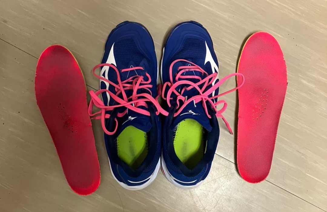 5xm9b's tweet photo. jkの時使ってたバレーシューズ欲しい人いる？臭すぎて友達に消臭剤入れてもらったけど意味なくて消臭剤が激臭になっちゃった笑
paypay10000で！
#靴下売ります
#靴売ります https://t.co/C7BjVLqp5l