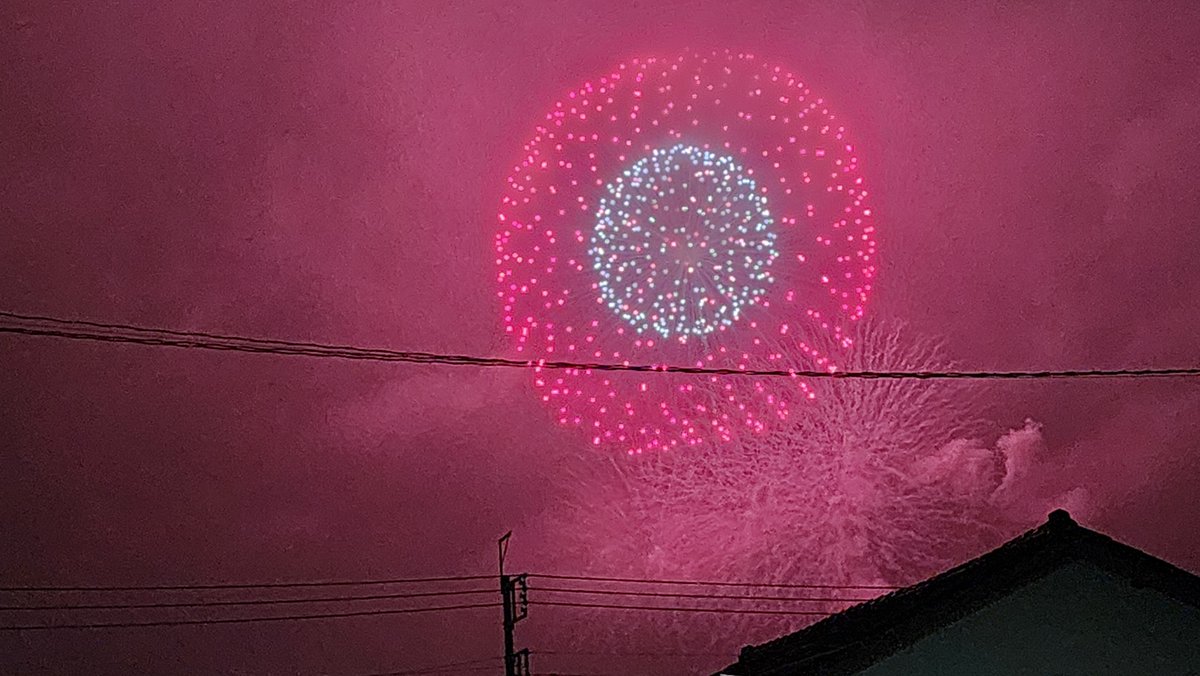 kagemizu's tweet photo. 小雨降る中大洗花火大会始まりました(´ω｀)
上のほうは雲が掛かってるけどｗ https://t.co/420h2rmy4h