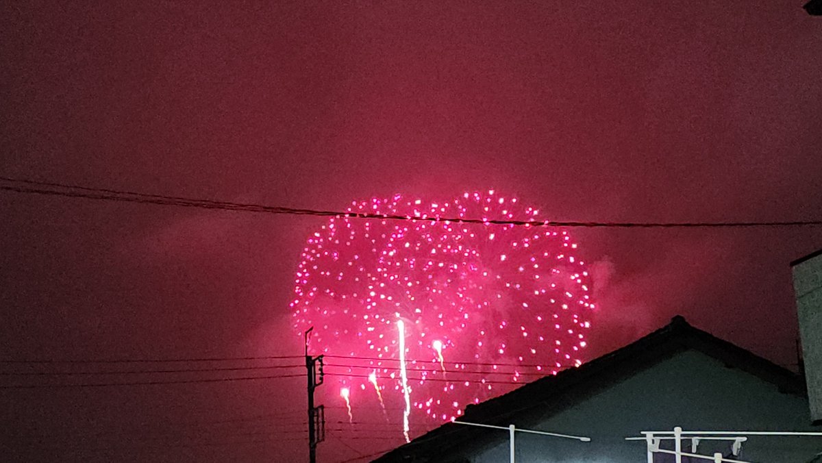 kagemizu's tweet photo. 小雨降る中大洗花火大会始まりました(´ω｀)
上のほうは雲が掛かってるけどｗ https://t.co/420h2rmy4h