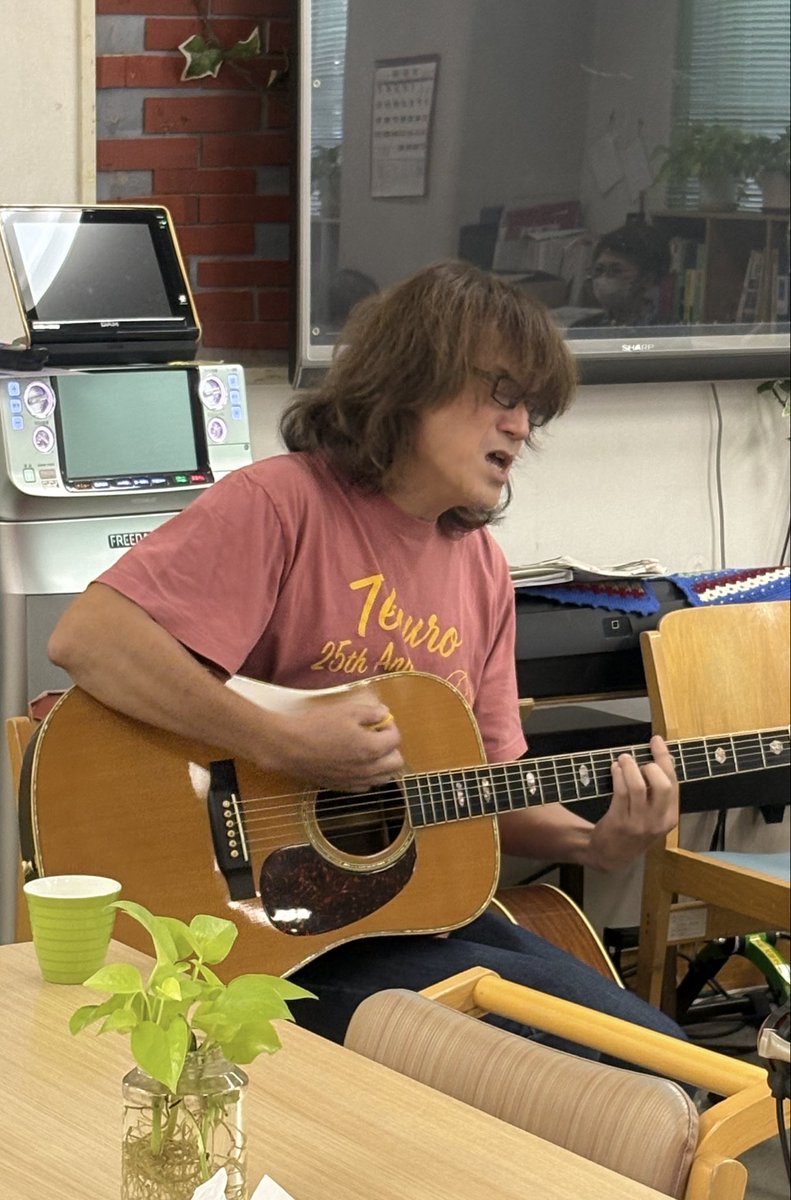 750fTetsuro's tweet photo. 先週、高齢者施設にて訪問ライブをさせていただきました。昭和歌謡、児童唱歌、皆さんと一緒に歌えて楽しき時間でした！
締めはやっぱり、故郷、ですねー^_^
#てつろう https://t.co/gmTia83zMk