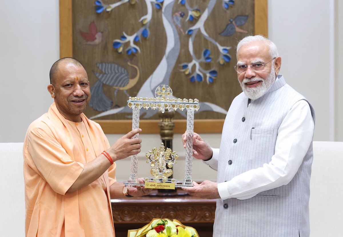 KreatelyMedia's tweet photo. Another hint dropped by Yogi Adityanath and PM Modi in this picture.

Krishna Janmabhoomi are surely on the cards.

😎 https://t.co/HyGOVODAZW