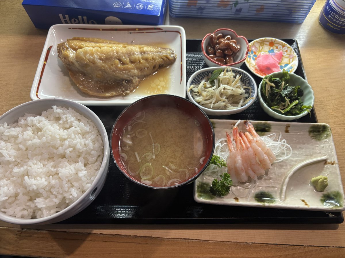 hiroju5555's tweet photo. 今日も今日とて仕事で料理を作る体力0なので、室蘭の行きつけの居酒屋さん（ただし、私はゲコ🐸なので烏龍茶笑）で、キンキの煮付け定食を食べる https://t.co/y5tQBGKUWQ