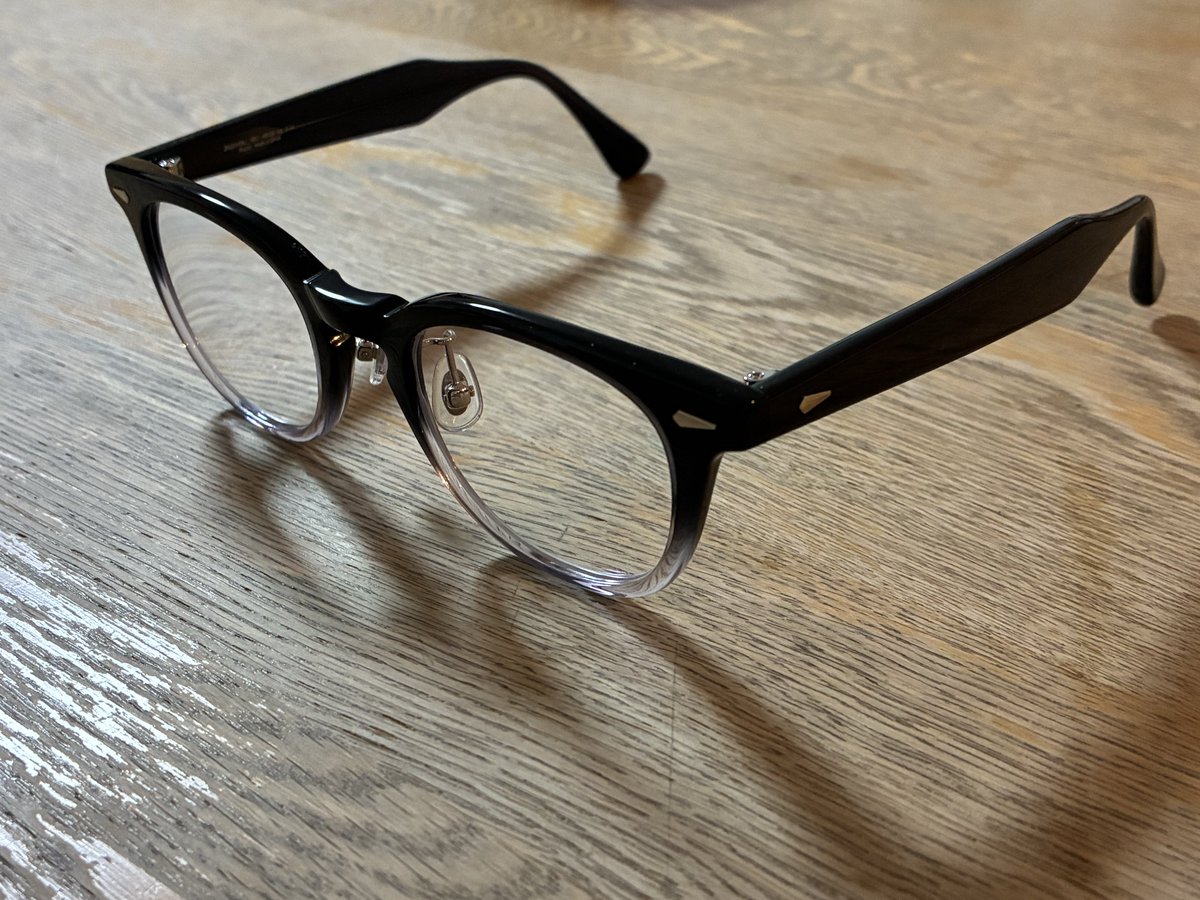 MskKd15's tweet photo. 色々調べて回ってZoffにて老眼鏡購入。
視力検査のとき、

店員「何を見る時に見にくいと感じますか？」
俺「CDのライナーとか…」
店員「？」

となった。 https://t.co/Rd13w11x6w