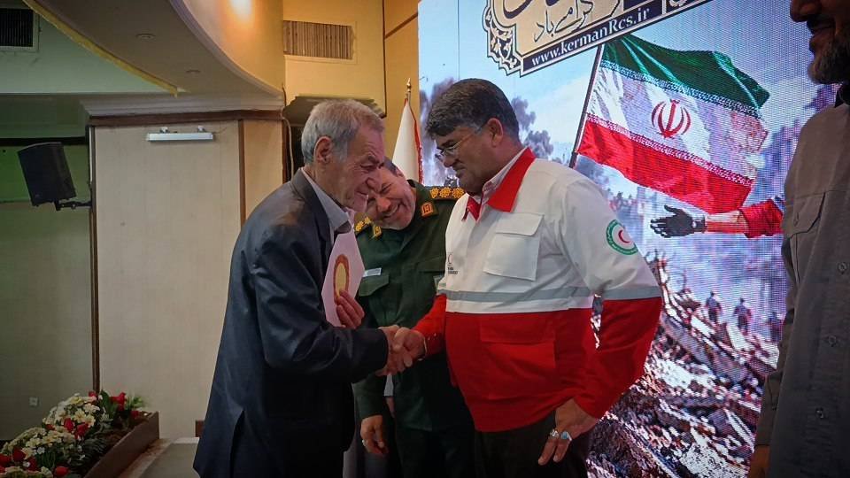 KarimanRcs's tweet photo. همزمان با گرامیداشت هفته دفاع مقدس، پرسنل جانباز جنگ ٨ سال تحمیلی توسط مدیرعامل جمعیت هلال احمر کرمان و مدیرکل حفظ آثار و نشر ارزش‌های دفاع مقدس استان تجلیل شدند.

@Iranian_RCS https://t.co/X3B84cQilB
