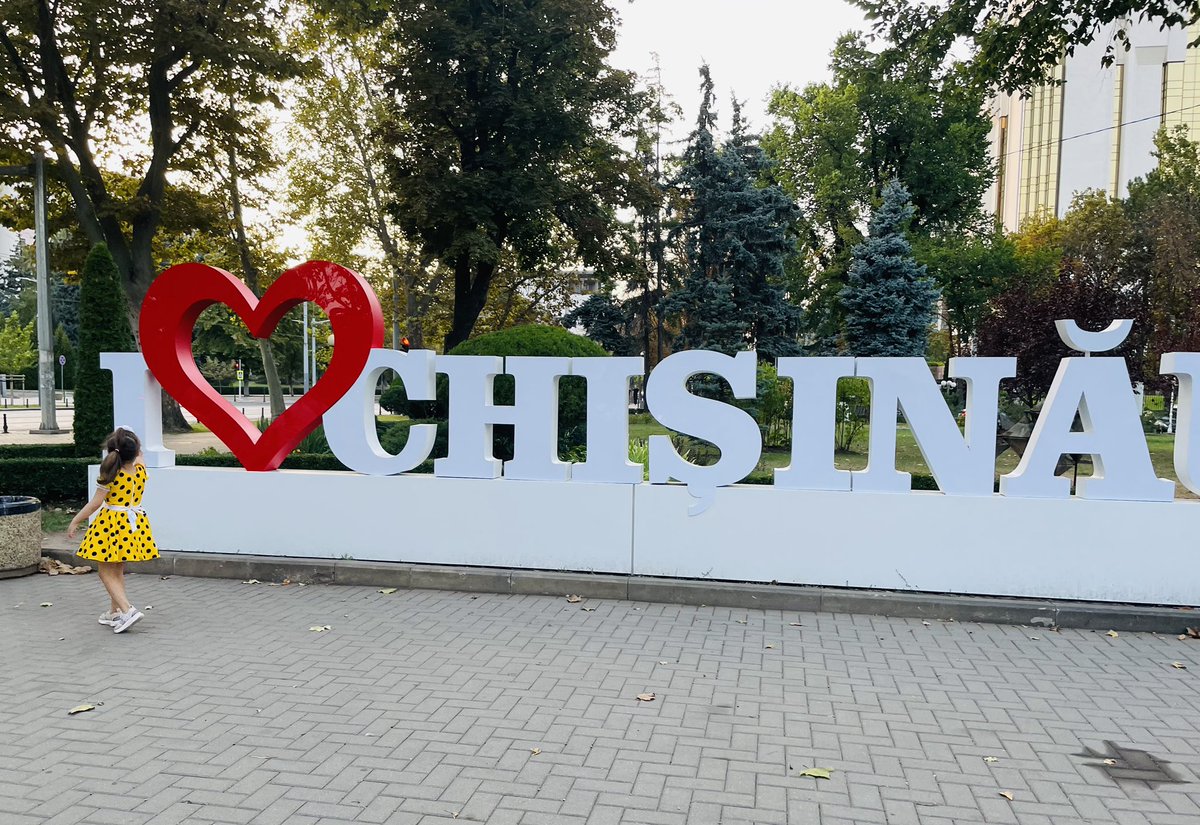 june_sfsb's tweet photo. 🇲🇩首都キシナウの街角にあるフォトスポット！たまたま通りかかった女の子のワンピースが…草間彌生風！ https://t.co/VOOwV1QFUO