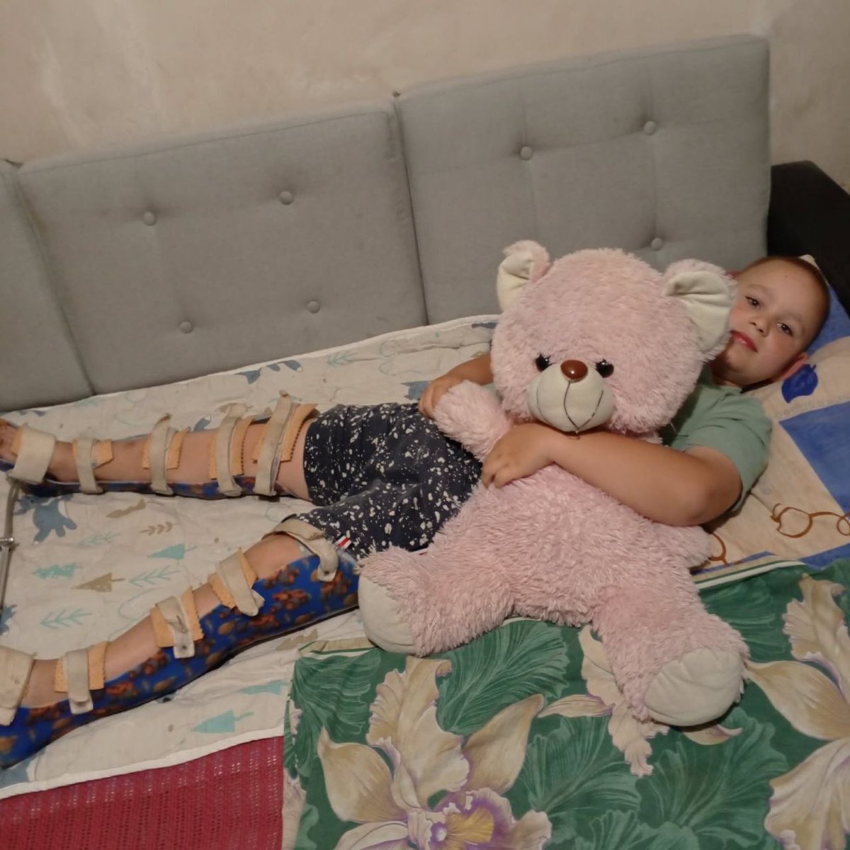 vsheredeha's tweet photo. знайомі попросили допомогти 7-річному Васильку з багатодітної сімʼї зібрати відносно небагато грошей на реабілітацію.

у хлопчика рідкісна хвороба Пертеса, після операцій потребує довгої реабілітації, щоб встати на ноги. киньте хто скільки може.

банка:

https://t.co/6kK08oxoSD https://t.co/XMaNacghCq