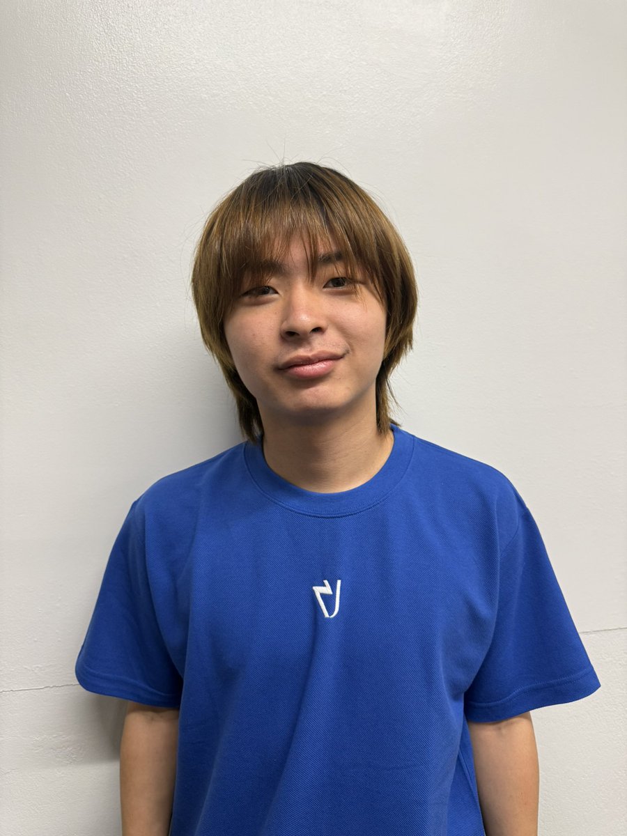 raiju_channel's tweet photo. ︎▷ 𝗥𝗮𝗶𝗷𝘂 𝗖𝗵𝗮𝗻𝗻𝗲𝗹 𝗧𝗵𝗲 𝗟𝗶𝘃𝗲 ▷

　　　　「𝗣𝗟𝗔𝗬」

新作グッズ①　𝗥𝗝 𝗟𝗼𝗴𝗼 𝗧-𝗦𝗵𝗶𝗿𝘁 ¥𝟱𝟬𝟬𝟬

「RJ」のロゴ入りTシャツ。メンバーへの支給品として、企業Tシャツをイメージして制作。2色2サイズあるので部屋着にどうぞ。 https://t.co/3Rj5ileObQ