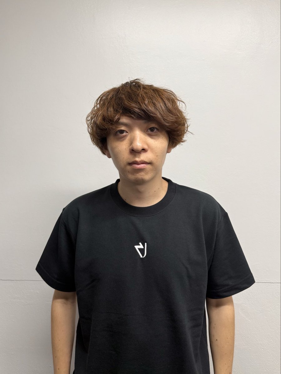 raiju_channel's tweet photo. ︎▷ 𝗥𝗮𝗶𝗷𝘂 𝗖𝗵𝗮𝗻𝗻𝗲𝗹 𝗧𝗵𝗲 𝗟𝗶𝘃𝗲 ▷

　　　　「𝗣𝗟𝗔𝗬」

新作グッズ①　𝗥𝗝 𝗟𝗼𝗴𝗼 𝗧-𝗦𝗵𝗶𝗿𝘁 ¥𝟱𝟬𝟬𝟬

「RJ」のロゴ入りTシャツ。メンバーへの支給品として、企業Tシャツをイメージして制作。2色2サイズあるので部屋着にどうぞ。 https://t.co/3Rj5ileObQ
