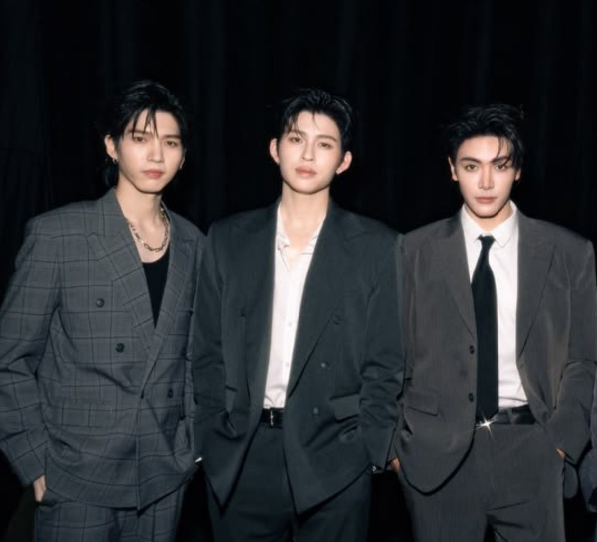 niefiless's tweet photo. #PerthSanta one-shots! 

—  The Silent Auction

Di malam Gala Arkana, dua pewaris bangsawan bertarung memperebutkan Santa. Pemenangnya? Tiga keping biskuit gosong dan setengah botol jus labu. https://t.co/MEPiMZEbRE