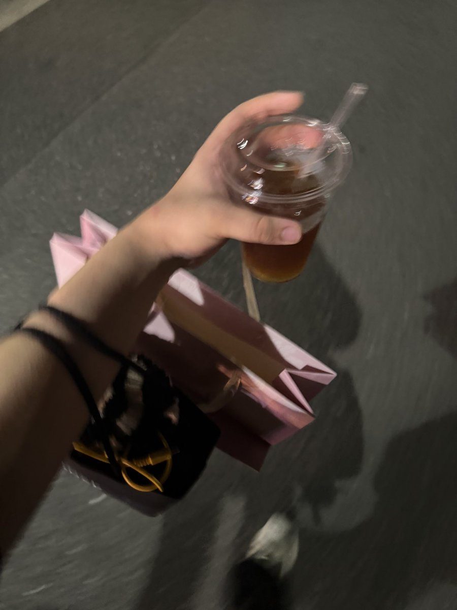 sharekn_fu's tweet photo. なぜかふうさんは何も大きい買い物をしてない時でも気づいたら手に持ってる荷物がパンパンになってる時があります😤😤

手に持ってるのはセブンの紅茶！！！
けっこうすき〜✋🏻✋🏻
ふちゃんは紅茶は無糖派です( ˘꒳˘)

 #レズビアンさんと繋がりたい https://t.co/GbuzN0u5s8