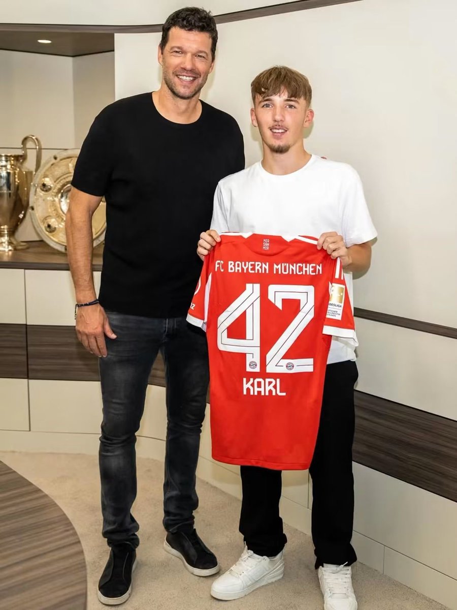 iMiaSanMia's tweet photo. Michael Ballack on people who criticize Lennart Karl's polarizing behavior, personality and sometimes 'arrogance': "Lennart has a personality, and that is very important. In an environment like FC Bayern, you won’t make it at 17 if you don’t have a strong personality. That's what young players need today. They need individuality. Of course, they need talent, but they also need qualities that may have been somewhat lost nowadays in upbringing, in schools, but also in youth academies." [Podcast Kerners11]