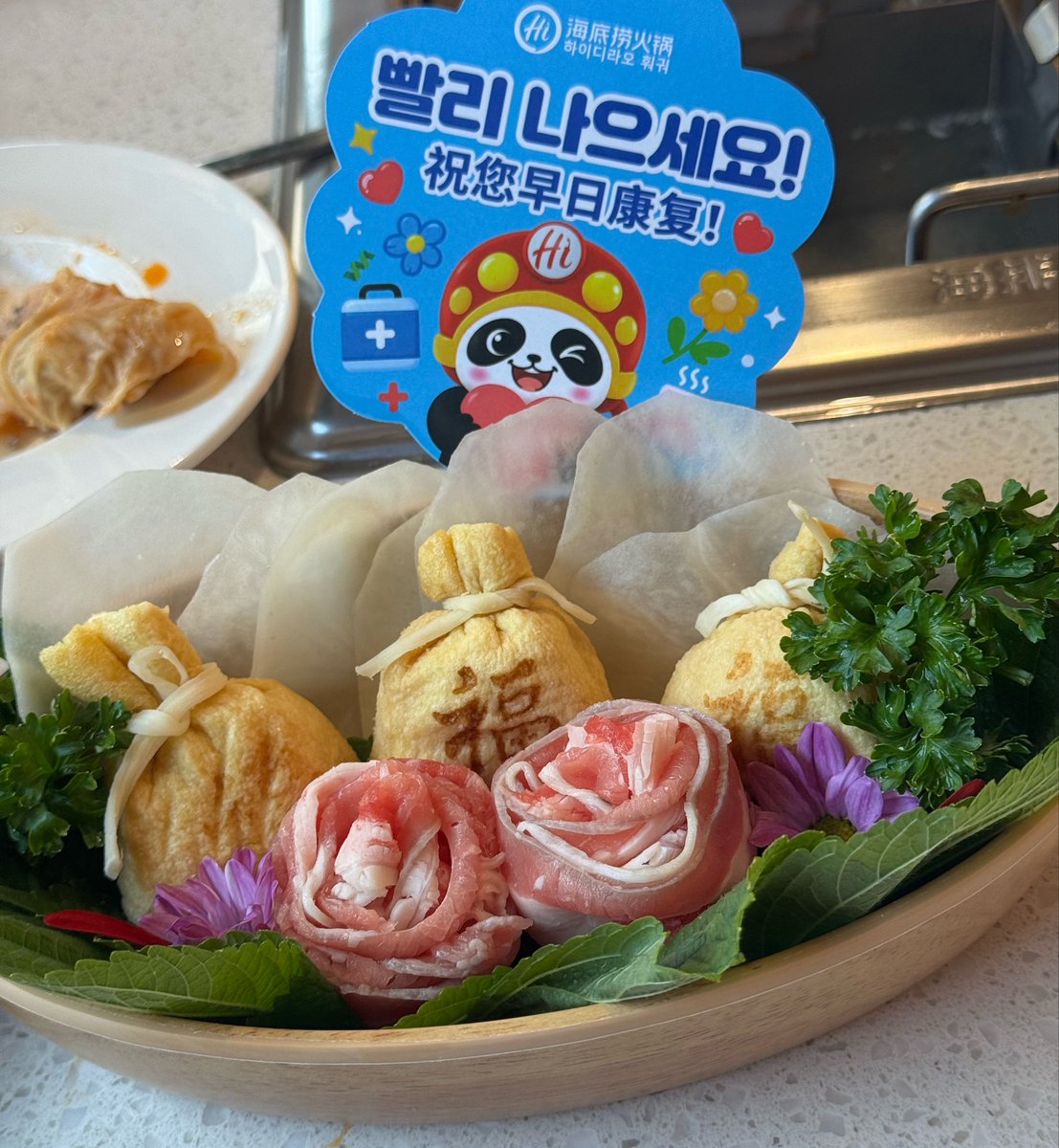 daleeezz's tweet photo. 반면에 얼마전에 다녀온 하딜 부천점에선 트친이 팔 깁스했다고 빨리 나으라고 이런것도 주심 ㅠㅠ 진짜 서비스 차이 수준… https://t.co/Ali5hEJwN9