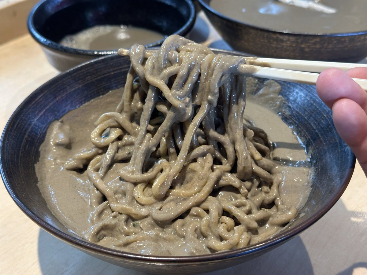 harapeko_jpn's tweet photo. 麺が見えないほど煮干し
LV.10の濃厚まぜにぼがヤバすぎた
店名：煮干中華そば結。 https://t.co/RRQDvAJ4df