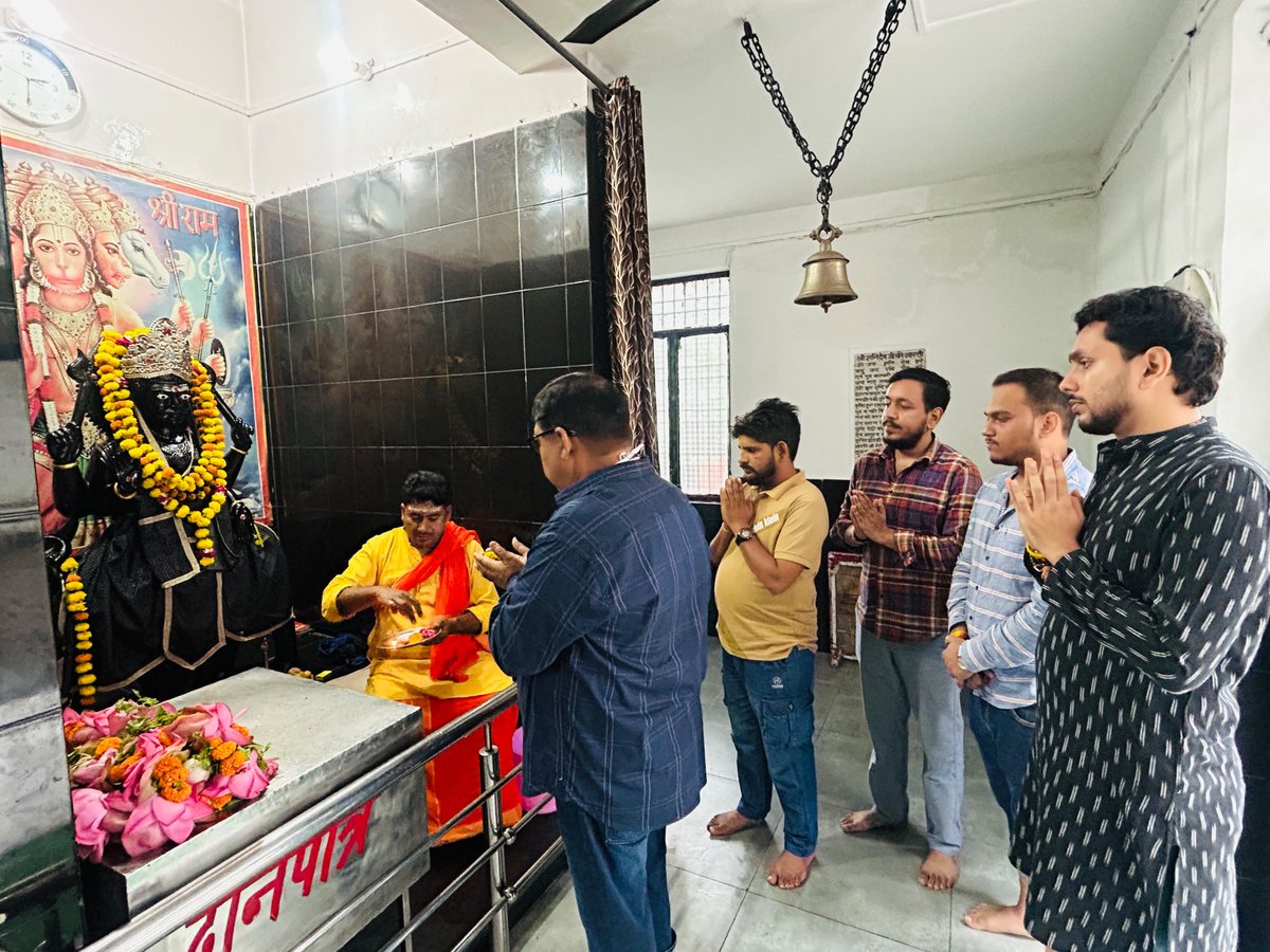 arvindmlc's tweet photo. आज हम सबके आराध्य भगवान शनिदेव (श्री शनि धाम मंदिर, सहसेबीर मंदिर कृष्णा नगर) में आशीर्वाद प्राप्त किया।
#जय_शनि_देव ।। 🙏🚩
#BJP4IND #NarendraModi
#RSSorg #nitinnabin
#amitshahofficial
#RajnathSingh #BLSantosh #BJP4UP #YogiAdityanath #BrajashPathak #Dharampalsingh #KeshavPrasadMaurya #PankajChaudhary
