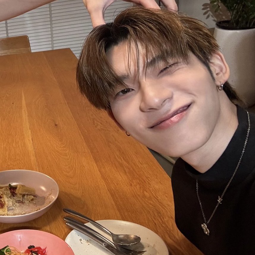 sun_niez's tweet photo. is that necklace even yours bro @.twnpich https://t.co/EnHD0i0PvN