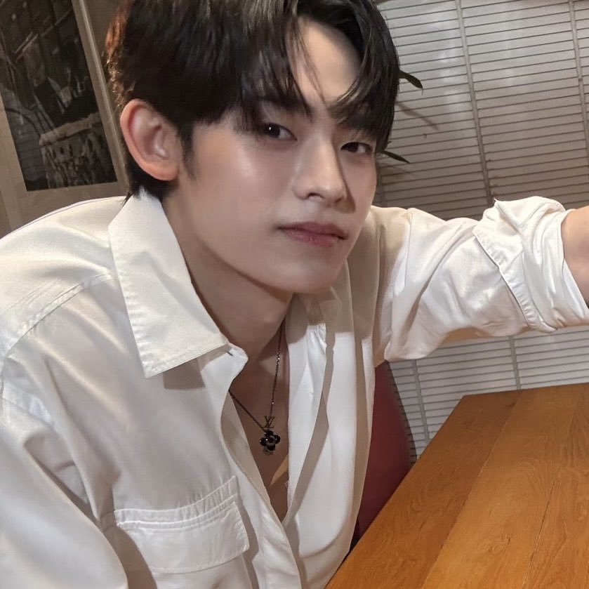 sun_niez's tweet photo. is that necklace even yours bro @.twnpich https://t.co/EnHD0i0PvN
