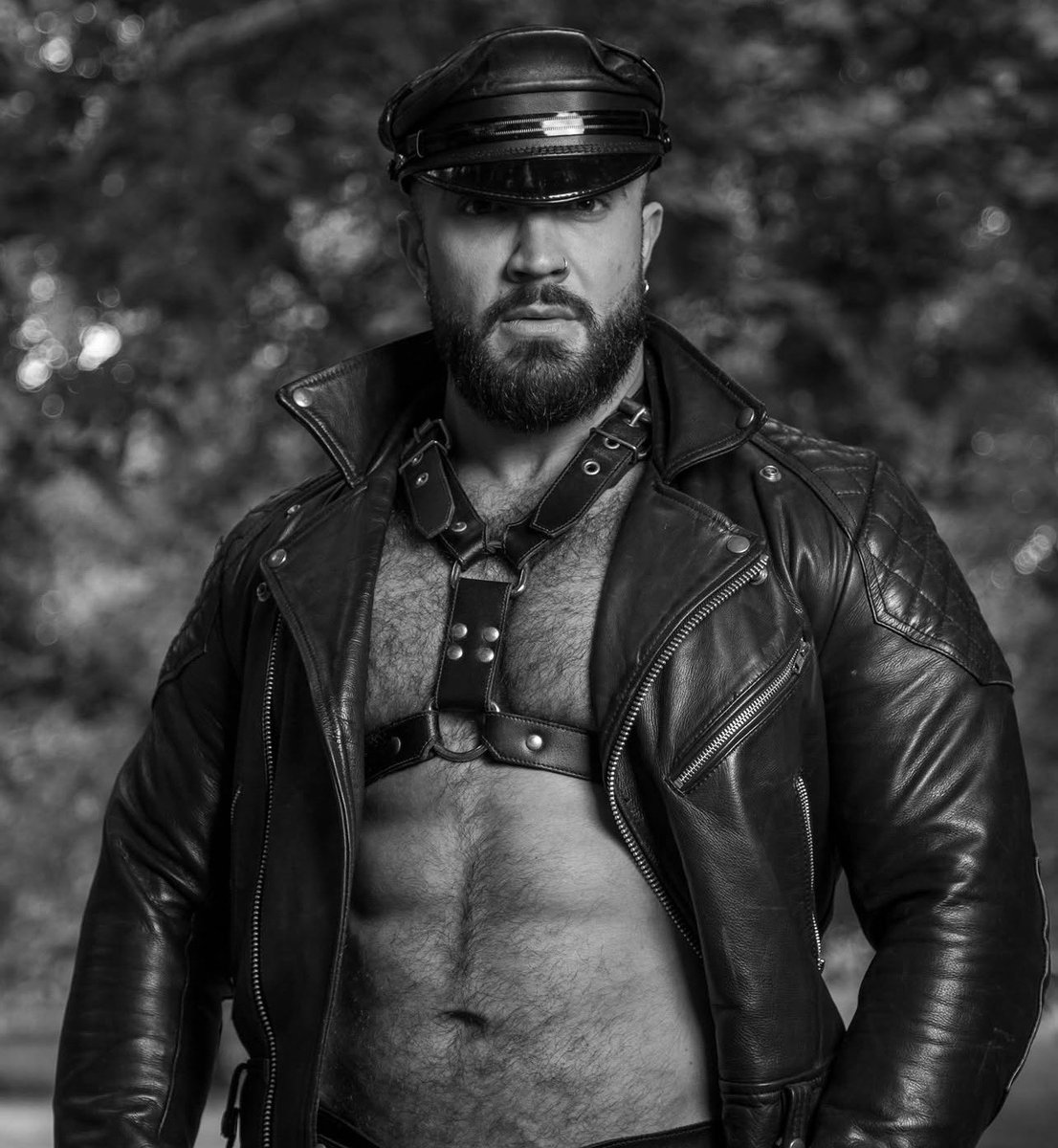 BenBisonFanClub's tweet photo. Do you like your man head to toe in leather? @BenBisonX does! #leather #fetish #gay #muscle https://t.co/2XaEpqycDK