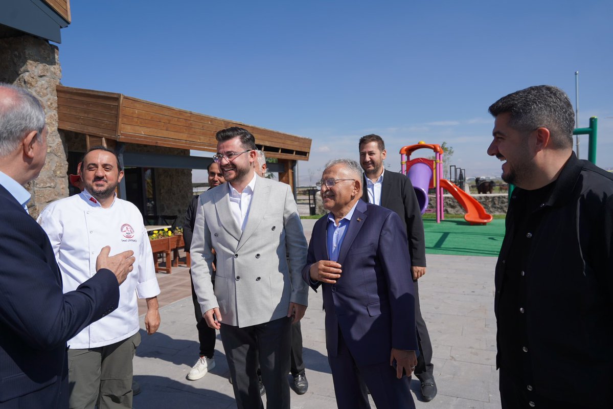 baskanmemduhbyk's tweet photo. TBMM Millî Savunma Komisyonu Başkanımız, AK Parti Kayseri Milletvekilimiz Sayın Hulusi Akar, AK Parti İl Başkanımız Sayın Hüseyin Okandan, Hacılar Belediye Başkanımız Sayın Bilal Özdoğan, AK Parti Hacılar İlçe Başkanımız Sayın Fazilet Kahraman ve il başkan yardımcılarımızla birlikte eşsiz doğasıyla Hürmetçi’deyiz. 🐎🌿

Yenilenen yüzü, doğal güzellikleri ve kendine has atmosferiyle Hürmetçi’miz her geçen gün daha da güzelleşiyor.  Kayseri’mizin bu eşsiz değerini hep birlikte geleceğe taşımaya devam edeceğiz. ❤️