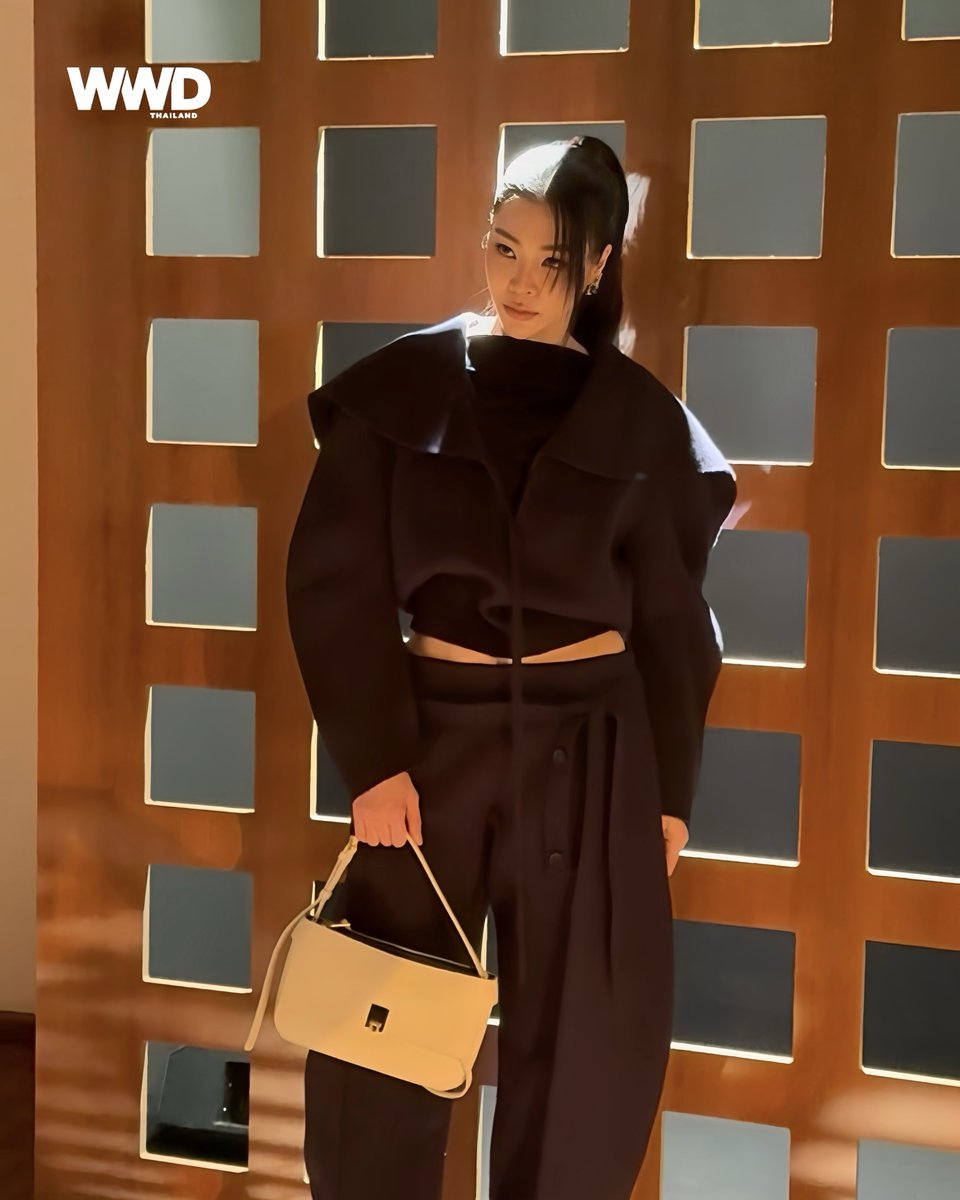 WWDThailand's tweet photo. ‘ฝ้าย พีรญา’ในลุคของ Ferragamo ที่ได้แรงบันดาลใจจากกะลาสีเรือ ขณะร่วมชมโชว์จาก Ferragamo Spring/Summer 2027 

#WWDThailand
#FerragamoSS27
#Ferragamo
#FerragamoXFaye
#FayePeraya https://t.co/okHr1NxhU8