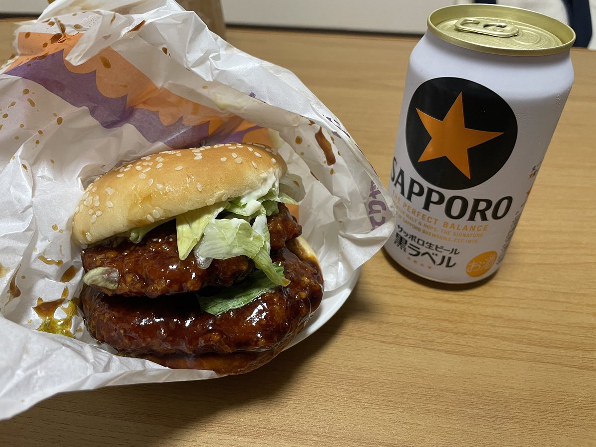 MTU234's tweet photo. やあやあ我こそは営業で大変だったあの日のお昼を支えてくれた思い出の照り焼きチキンフィレオが終売すると聞いて、あの日できなかったビールと一緒に晩酌やっていき侍！

飲みまーす！ https://t.co/K0awAMGUSn