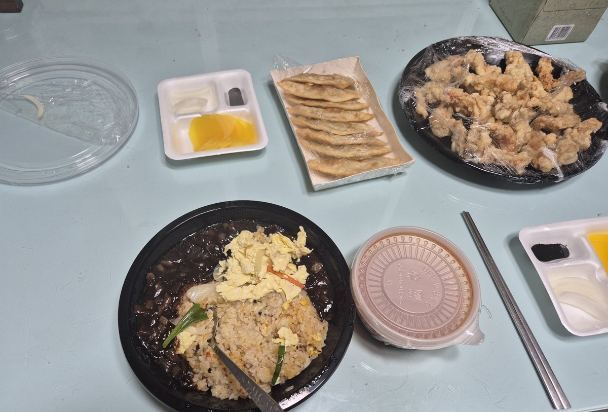 geatsix91's tweet photo. 동생미담 도착하니까 중국집 풀세트가 도착해있음 https://t.co/pNGH2Iyk6R