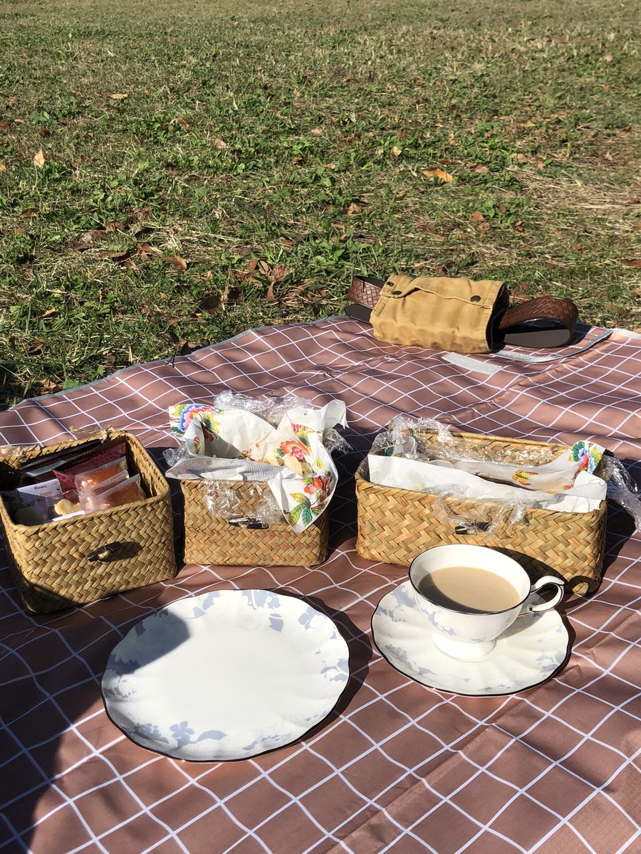 GRACE08468403's tweet photo. 最近ピクニック系の投稿を目にする、楽しいですよね⸜(*´꒳`*)⸝
前にやったときはバッグが重すぎたので荷物減らすこと、野球ボールが3回くらい飛んできたので最悪壊れてもまた買える茶器しか持っていかないという決め事ができた(´-ω-)ｳﾑ

ボール直撃でも割れないNARUMIさん素敵✨

 #ピクニック https://t.co/n4H6z2yUOh