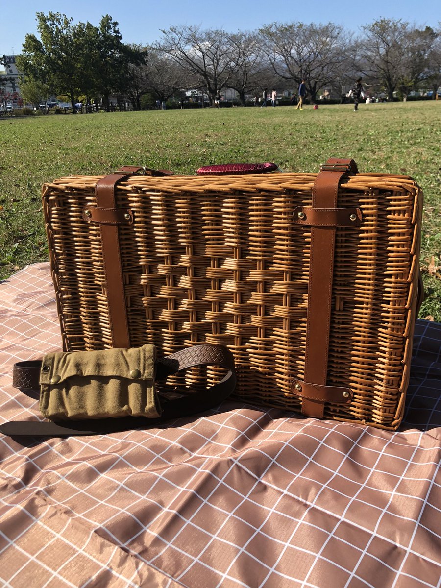 GRACE08468403's tweet photo. 最近ピクニック系の投稿を目にする、楽しいですよね⸜(*´꒳`*)⸝
前にやったときはバッグが重すぎたので荷物減らすこと、野球ボールが3回くらい飛んできたので最悪壊れてもまた買える茶器しか持っていかないという決め事ができた(´-ω-)ｳﾑ

ボール直撃でも割れないNARUMIさん素敵✨

 #ピクニック https://t.co/n4H6z2yUOh