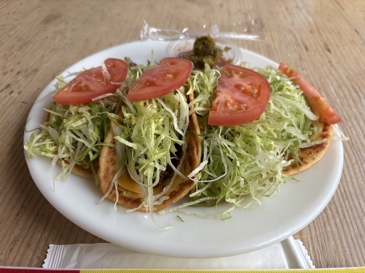 Roar_suki's tweet photo. ⑤むすび本舗
めずらしいもちもち系沖縄タコス🌮
注文毎に焼いてくれるあつあつの生地に、スパイシーなミートとたっぷりの野菜、トッピングしてくれるハラペーニョとサルサがすごく合っておいしい。
おやつよりもお腹いっぱいになる系でした！ https://t.co/8YopOMEvVW