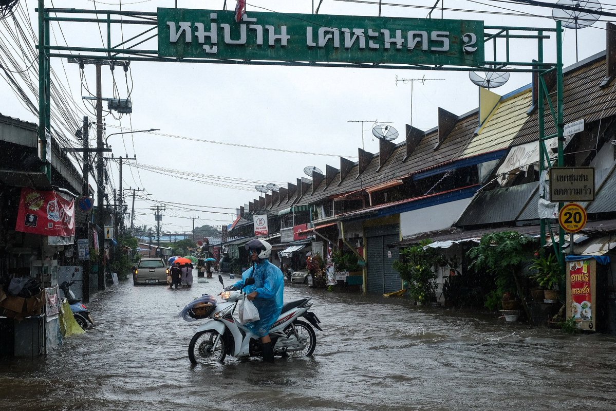 PopBase's tweet photo. Bangkok has declared all of its 50 districts as disaster zones after almost 48 hours of heavy rain caused widespread flooding. https://t.co/qd7AO4rLkb