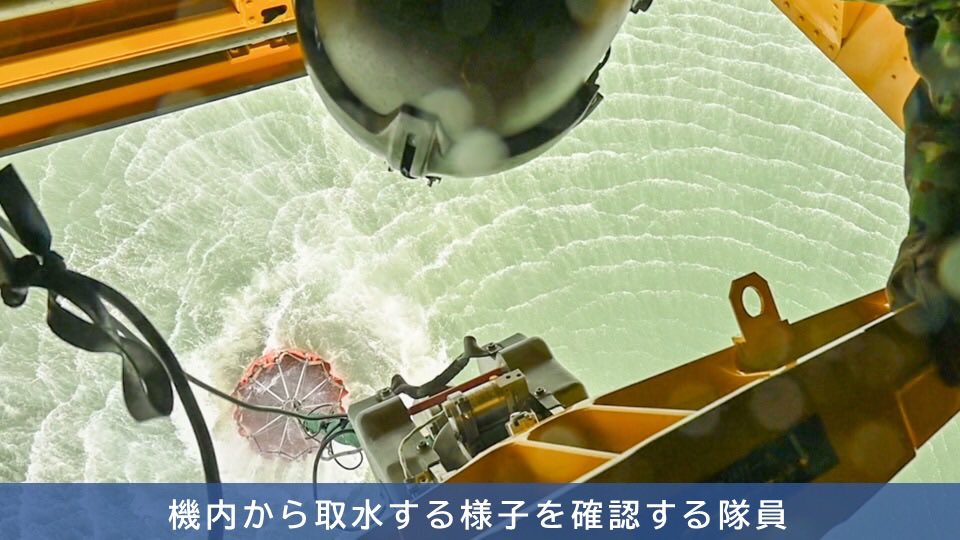 ModJapan_jp's tweet photo. 【インドネシア国際緊急援助活動（消火活動）】
本日、インドネシア共和国における国際緊急援助活動のために派遣されている陸上自衛隊ＣＨ－４７輸送ヘリコプターが、キジン港周辺で山林火災に対する空中消火活動を実施しました。 https://t.co/kuW3QzmxS2