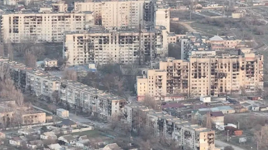 NOELreports's tweet photo. Residents of Russian-occupied Oleshky are facing severe food shortages, with reports of civilians being forced to eat grass and weeds, Ukraine’s FM Sybiha says. Medicine, clean water, electricity and medical care are also becoming increasingly unavailable, including for children. Sybiha blamed Russia’s occupation for the humanitarian crisis and called on the UN, ICRC and other international organizations to secure immediate humanitarian access and safe evacuation. #Ukraine