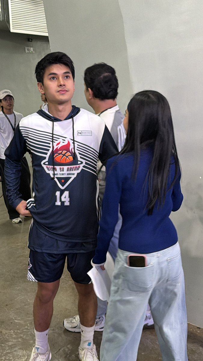its_oskee's tweet photo. Dustin Yu giving his all on the court, while Bianca de Vera gives her all-out support from the sidelines! Mukhang may extra motivation si Dustin ngayong nandiyan si Bianca. Kilig alert! https://t.co/D8tSWP8C36