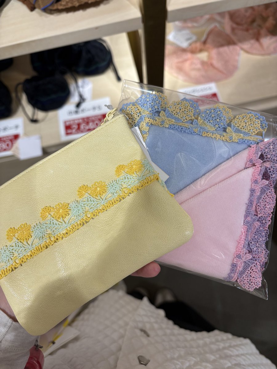 _yuu1120's tweet photo. 近沢レース本店のチャーミングセール、奇跡的に当日に整理券取れたから行ってきた
シュシュは売り切れたのか今日はもう無かった残念😿
ブーケのハンカチとティッシュケース付きのポーチをゲット💐✨ https://t.co/YrhptbeIGV