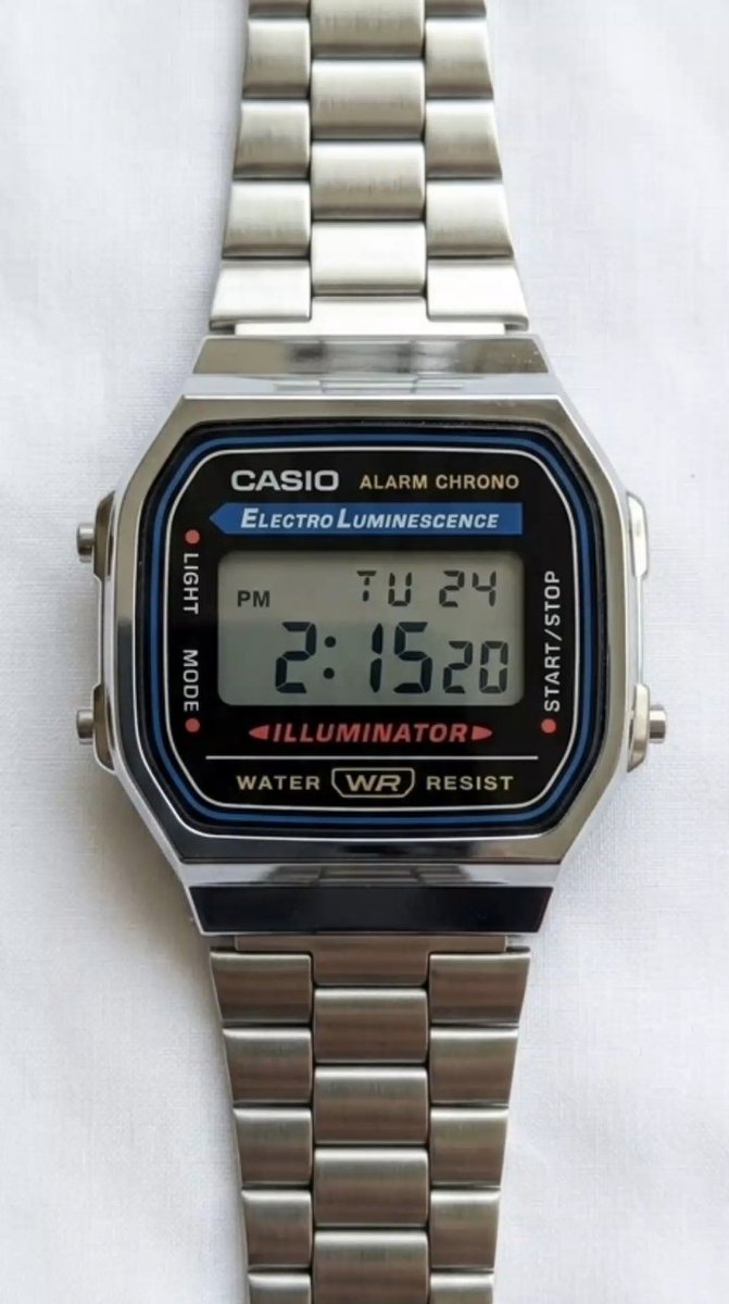 Drexon_bluesID's tweet photo. Gue suka barang yang nggak banyak bacot tapi kerjaannya beres.
Casio A168WA-1WDF ini salah satunya.
Look-nya classic banget, stainless steel bracelet + resin case, diameter 36.3mm. Dipakai daily masih masuk, mau casual atau agak rapi juga aman.
Fiturnya lumayan lengkap: • EL backlight/illuminator
• Stopwatch 1/100 detik–1 jam
• Split & elapsed time
• Daily alarm
• Automatic calendar
• 12/24-hour format
• Adjustable fastening
• Battery ±7 years
Dan water resistant 30m sesuai ISO 22810—buat cipratan ringan oke, tapi jangan diajak berenang. Jamnya bukan mantan yang bisa diajak nyelam lalu tetap balik. 💀
Kalau cuma butuh jam yang reliable tanpa drama, this one makes sense.

https://t.co/skSP3HXlLH