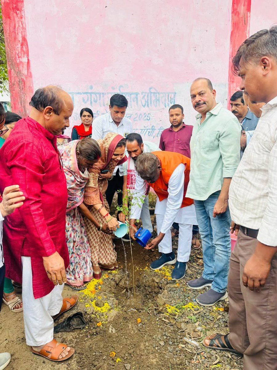 DrPRChoudhary's tweet photo. आज साँची विधानसभा क्षेत्र के रतनपुर में ‘सेवा संकल्प अभियान’ के अंतर्गत पौधारोपण किया। इस अवसर पर पर्यावरण संरक्षण का संदेश देते हुए सभी से पौधे लगाने और उनकी नियमित देखभाल करने का आग्रह किया। https://t.co/qZHVoV7ah2