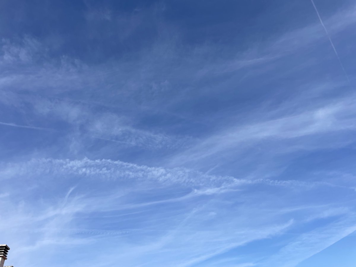 yolanda_profe's tweet photo. Sábado 26 de septiembre. Esto es la mierda de cielo que se ve desde mi casa en la sierra de Madrid. HDLGP. No vais a dejarnos en paz. Nunca más vamos a tener un cielo normal. Que asco y que rabia. Todos los días lo mismo. Que hartura señor. 🤮 https://t.co/K3iPAISj10
