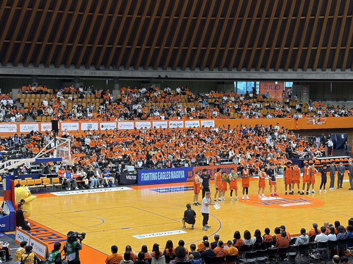 dai222ito's tweet photo. 静岡のホームゲームの雰囲気はわりと良かったけど、ホームベンチとアウェイベンチの椅子の質が違うことが気になった🪑
ホームは座部がフカフカ、アウェイは固い椅子…静岡のホームゲームって毎回こうなの？ https://t.co/Eno4OWlPIX