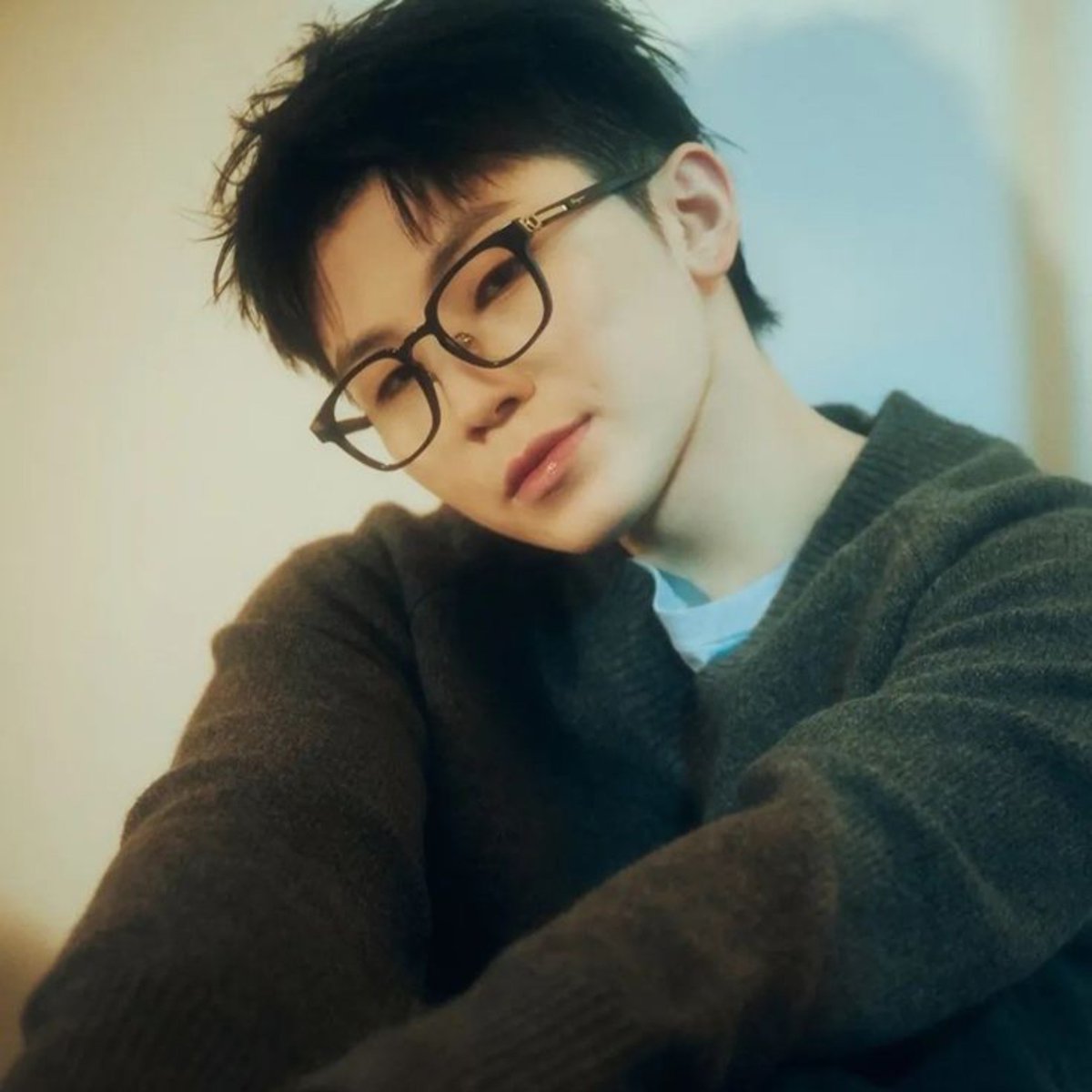 arsnc_'s tweet photo. Kl jihun matanya emang ga minus, berarti dia mau ikutan trend, no glasses looks good, but kacamata do it better😋🤚

GUE CINTA MATI SM WOOZI BERKACAMATA https://t.co/HA7KNhkOQ6