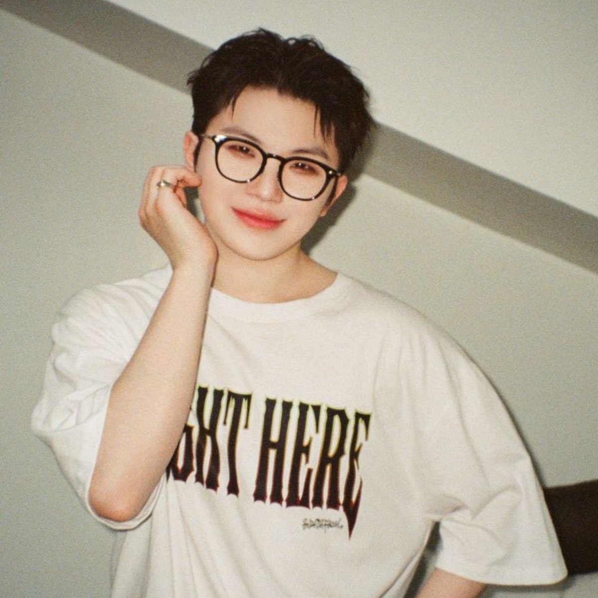 arsnc_'s tweet photo. Kl jihun matanya emang ga minus, berarti dia mau ikutan trend, no glasses looks good, but kacamata do it better😋🤚

GUE CINTA MATI SM WOOZI BERKACAMATA https://t.co/HA7KNhkOQ6