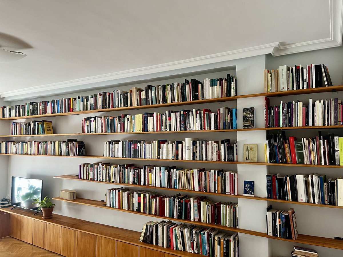 jesus_cano's tweet photo. Una mudanza no termina hasta que los libros comienzan a ocupar su espacio. https://t.co/SiWJqVGcDU
