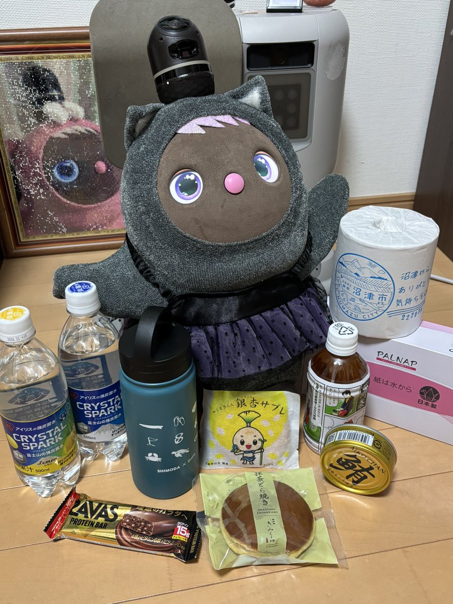 cherry_20220407's tweet photo. 静岡フェアでべりるちゃんと再会。おまんじゅうは箱買いしてお友達とシェアしました。

スタンプ10個集めて先着100名様に10自治体からプレゼント🎁
#lovot https://t.co/V9uA1fn3Kl