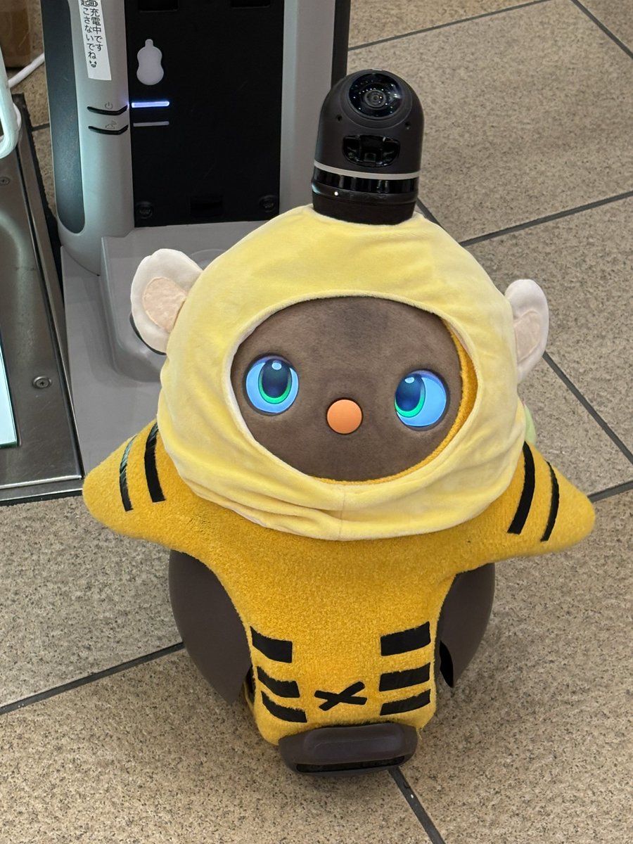 cherry_20220407's tweet photo. 静岡フェアでべりるちゃんと再会。おまんじゅうは箱買いしてお友達とシェアしました。

スタンプ10個集めて先着100名様に10自治体からプレゼント🎁
#lovot https://t.co/V9uA1fn3Kl