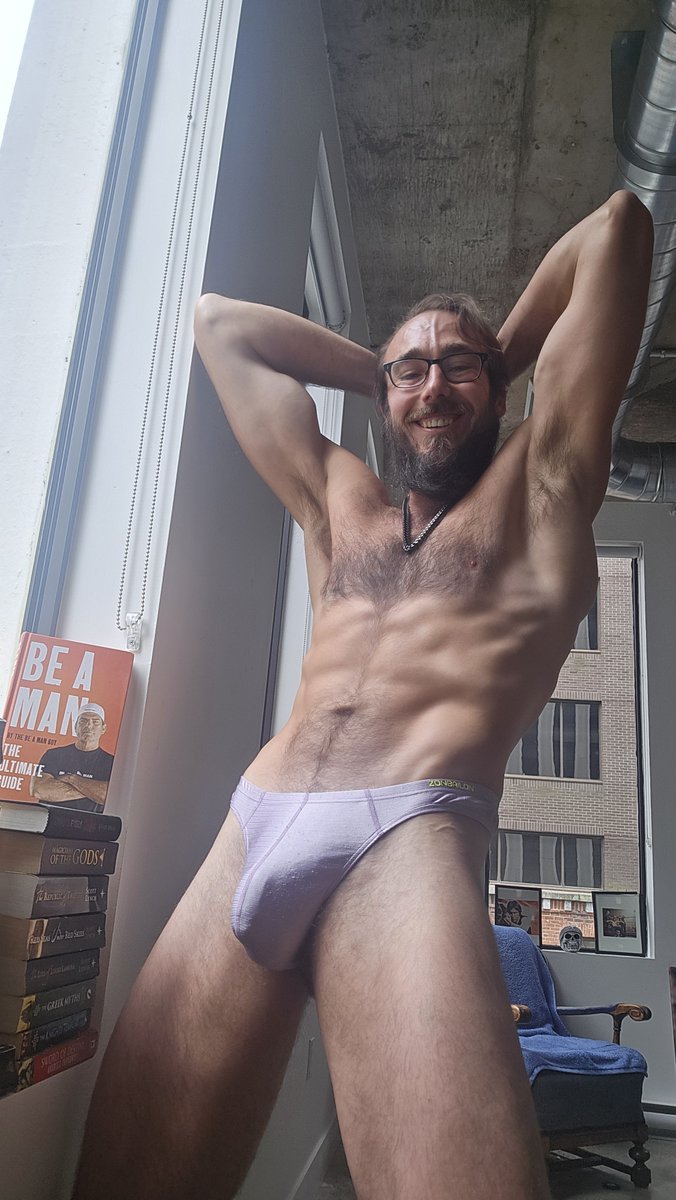TheNakedGiant's tweet photo. The Battle of the Bulge https://t.co/MQavF9uiqZ