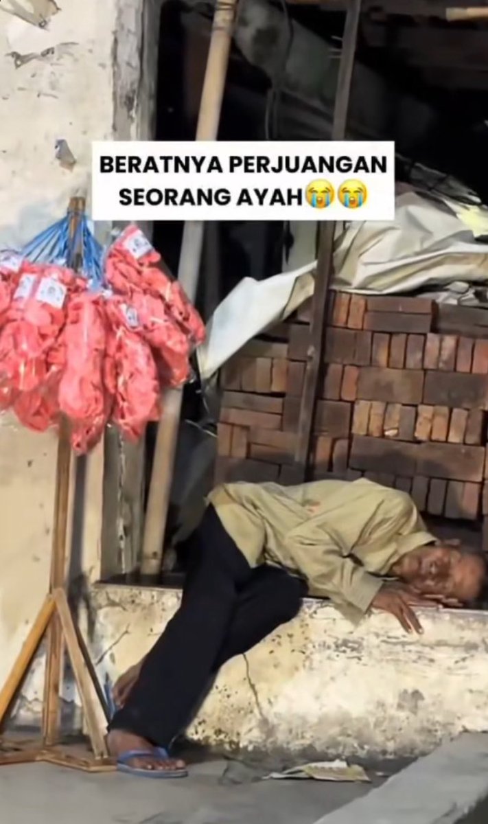 mamahmuda1_'s tweet photo. BERATNYA PERJUANGAN SEORANG AYAH 🥺😭

Abah Udin 81th masih jualan kerupuk sampe ketiduran di trotoar
Katanya dagangan gak laku, sampe nahan lapar 😭

Sehat sehat ya bah ❤️ https://t.co/Co0zqj9wna